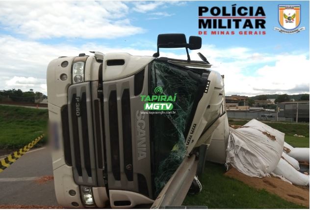 Motorista fica ferido após carreta tombar na MG-050