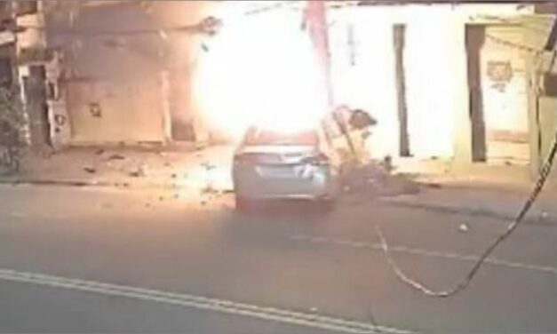 Motorista morre carbonizado após carro pegar fogo em batida contra poste