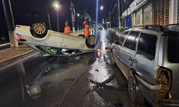 Carro com duas mulheres capota em Arcos