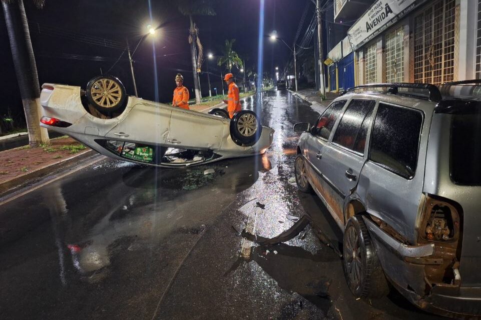 Carro com duas mulheres capota em Arcos