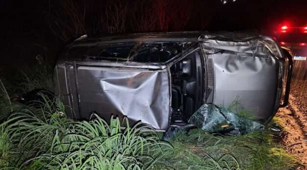 Veículo com quatro ocupantes capota na BR-354, em Formiga