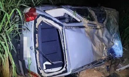 Carro capota na MG-429 em Lagoa da Prata e deixa dois feridos