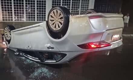 Condutora de carro que capotou em Arcos é detida após apresentar sintomas de embriaguez