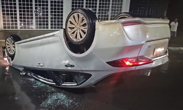Condutora de carro que capotou em Arcos é detida após apresentar sintomas de embriaguez