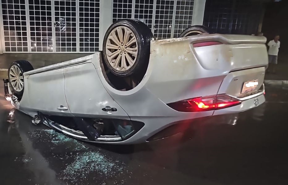 Condutora de carro que capotou em Arcos é detida após apresentar sintomas de embriaguez