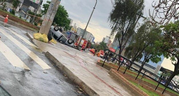 Carro capota e 5 pessoas ficam feridas na principal avenida de Contagem