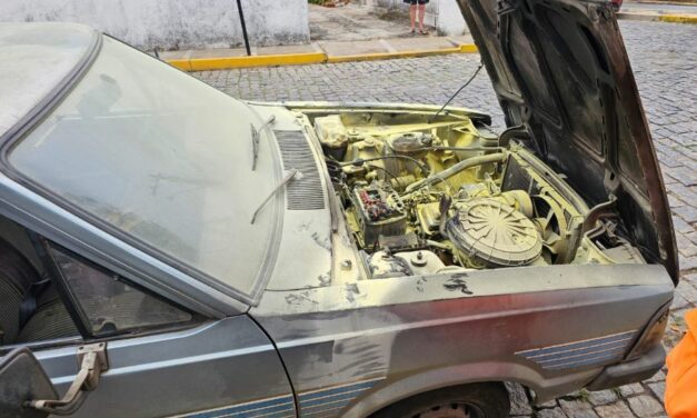 Motor de veículo pega fogo no Centro de Formiga
