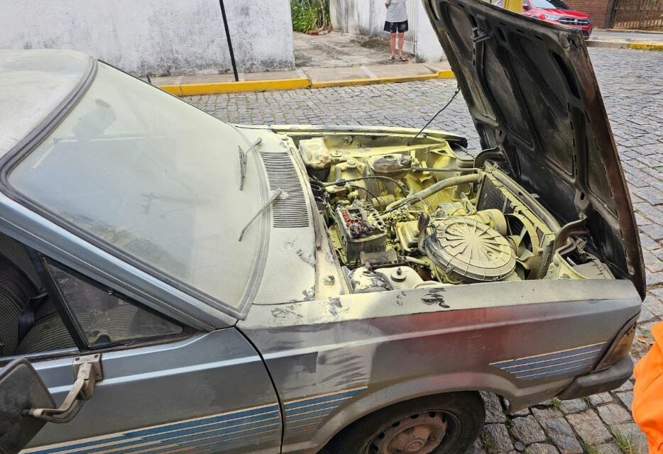 Motor de veículo pega fogo no Centro de Formiga