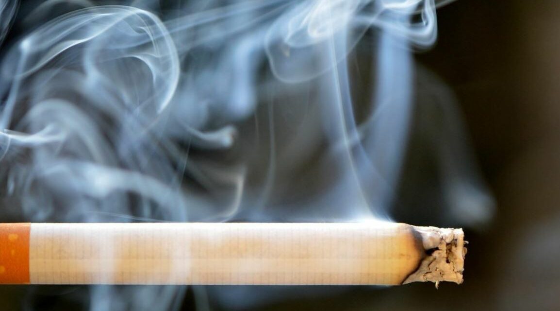 Parar de fumar reduz risco de demência; entenda