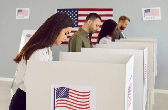 Nos EUA os eleitores podem votar por cédulas de papel tanto presencial como pelos Correios