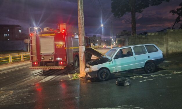 Carro pega fogo após motorista dar partida em Arcos