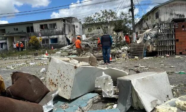 Prédio desaba após explosão e deixa ao menos três mortos em Maceió