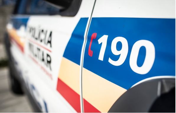 Mulher tem a casa invadida e é morta a facadas pelo ex; criança pediu ajuda de vizinhos