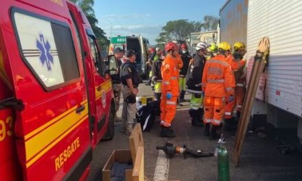 Motorista fica preso às ferragens após caminhão bater na traseira de carreta na Fernão Dias, em Minas