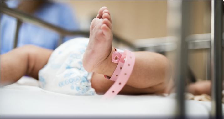 Primeiro bebê de fertilização in vitro com duas mães nasce em BH
