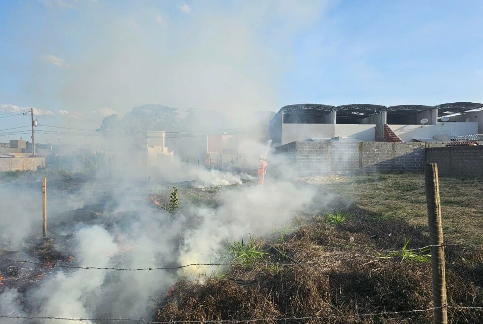 Incêndio é registrado em lote vago no Residencial dos Lagos, em Formiga