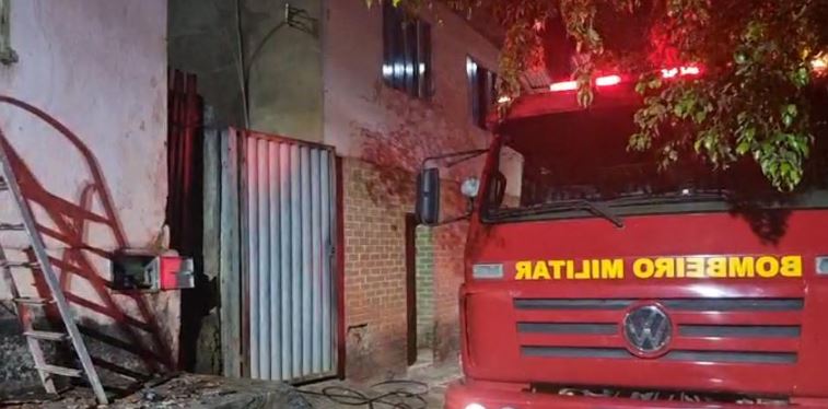 Homem morre carbonizado após casa pegar fogo em Raul Soares, na Zona da Mata