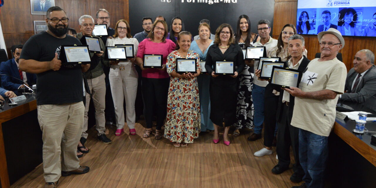 Servidores e educadores recebem as comendas “Nery Campos Nunes” e “Educador Paulo Freire”