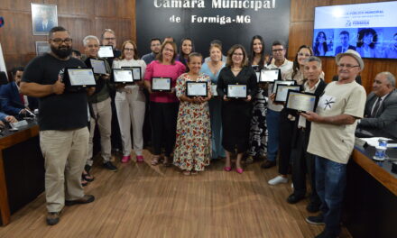 Servidores e educadores recebem as comendas “Nery Campos Nunes” e “Educador Paulo Freire”