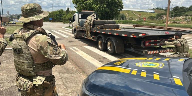 PRF apreende 380 Kg de maconha dentro de pneus de caminhão na BR 262