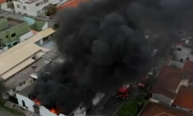 Incêndio de grandes proporções destrói loja de equipamentos eletrônicos em BH