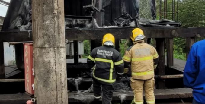 Incêndio tem início durante manutenção de torre de resfriamento em siderurgia de Pará de Minas