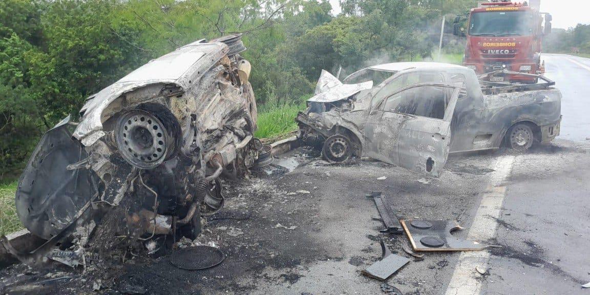 Duas pessoas morrem e outra fica ferida após batida entre dois carros no interior de Minas