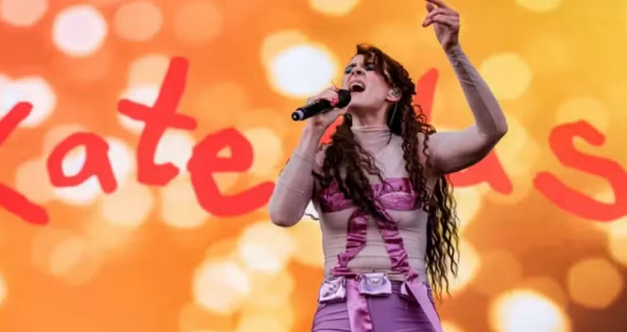Estrela da música pop usa renda no OnlyFans para financiar shows