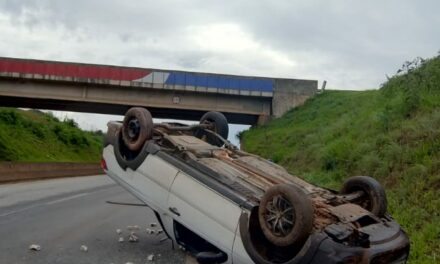 Derramamento de óleo em pista causa capotamento na MG0-050