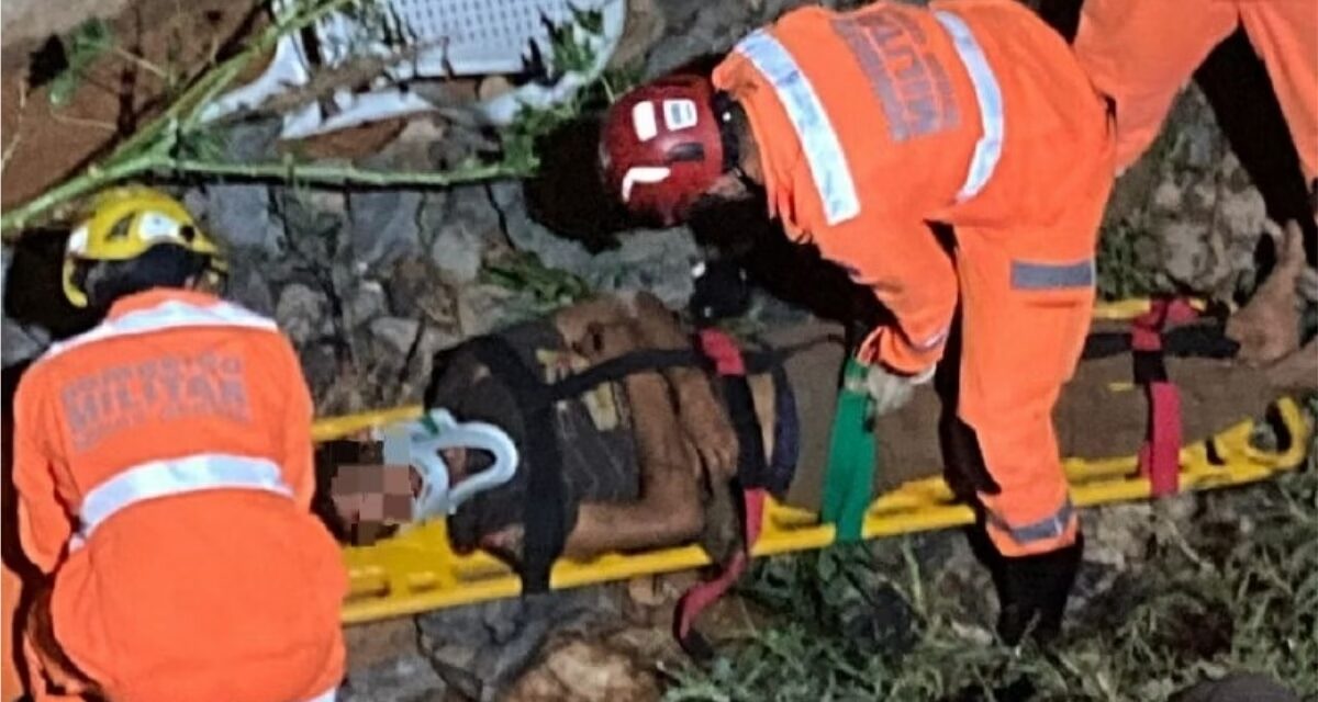 Morador em situação de rua cai de uma altura de dez metros em córrego e é resgatado em MG