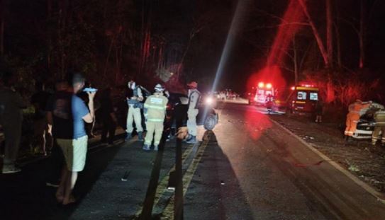 Mulher grávida morre em batida de carro contra guard-rail de ponte