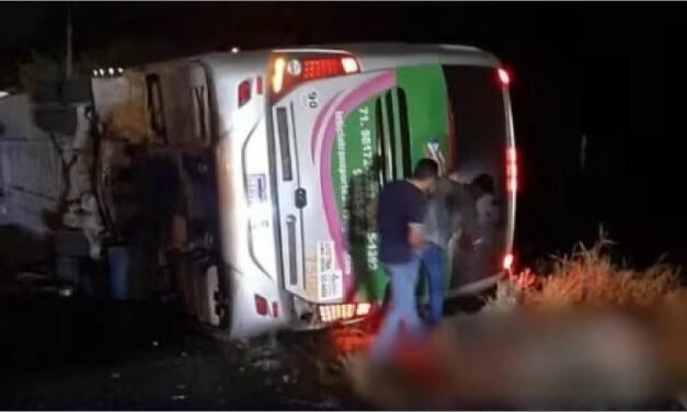 Ônibus de turismo tomba, mata quatro e fere 15 pessoas em rodovia