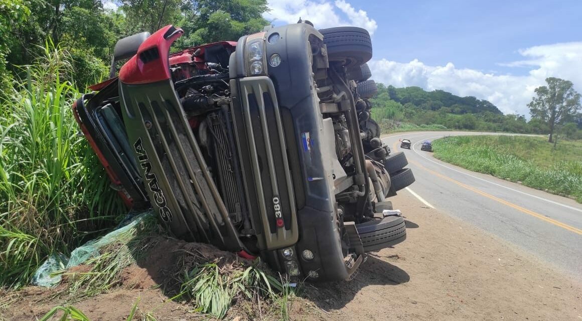 Homem morre após carreta tombar na BR-494, em Itapecerica
