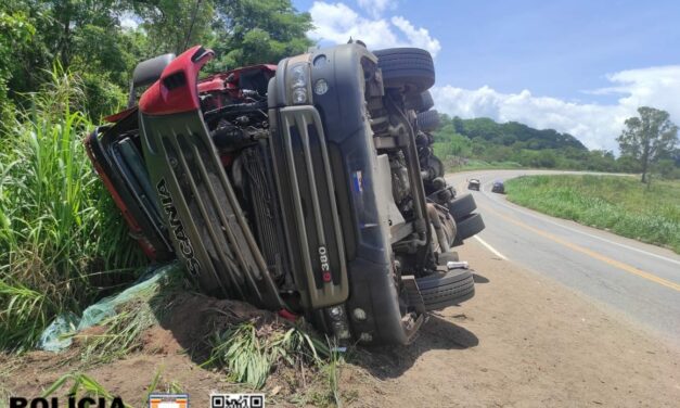 Homem morre após carreta tombar na BR-494, em Itapecerica
