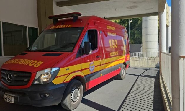 Mulher é socorrida pelos bombeiros após queda dentro de estabelecimento comercial em Formiga