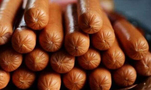 Menina de 2 anos morre após comer salsicha; pais ficam em estado gravíssimo