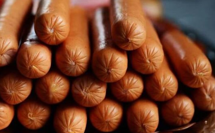 Menina de 2 anos morre após comer salsicha; pais ficam em estado gravíssimo