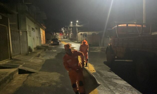 Derramamento de óleo em via provoca queda de dois motociclistas na Vila José Branco, em Formiga