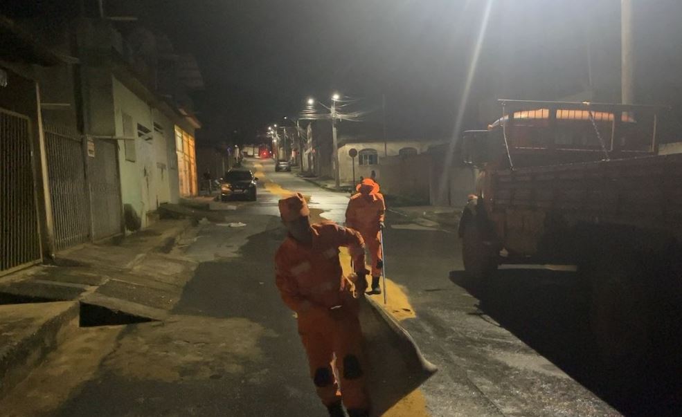 Derramamento de óleo em via provoca queda de dois motociclistas na Vila José Branco, em Formiga