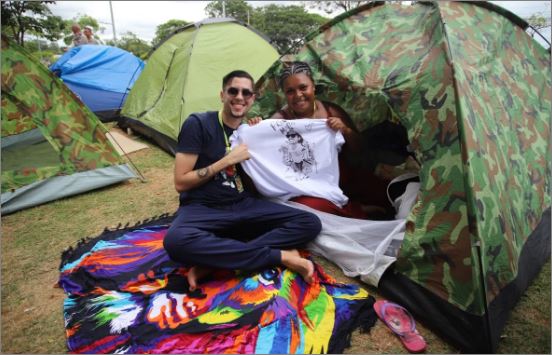 Fãs de Bruno Mars já acampam no entorno do Mineirão para ver o artista de perto