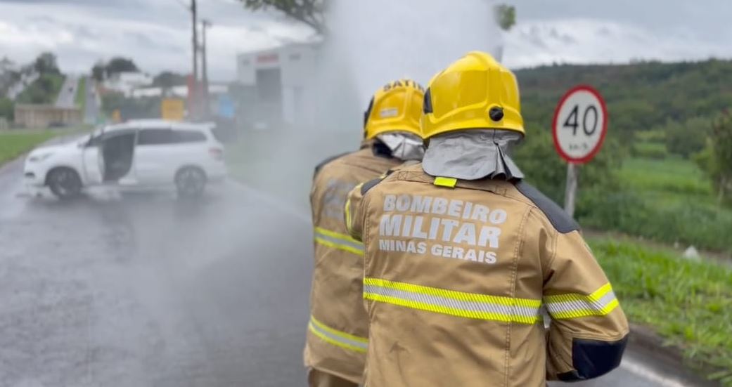 Bombeiros realizam simulado de acidente automobilístico na MG-050, em Formiga