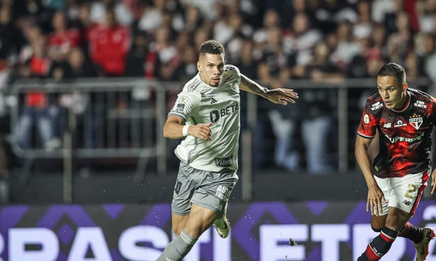Paulinho, do Atlético, minimiza fala de Textor e mira ‘jogo mais importante da vida’
