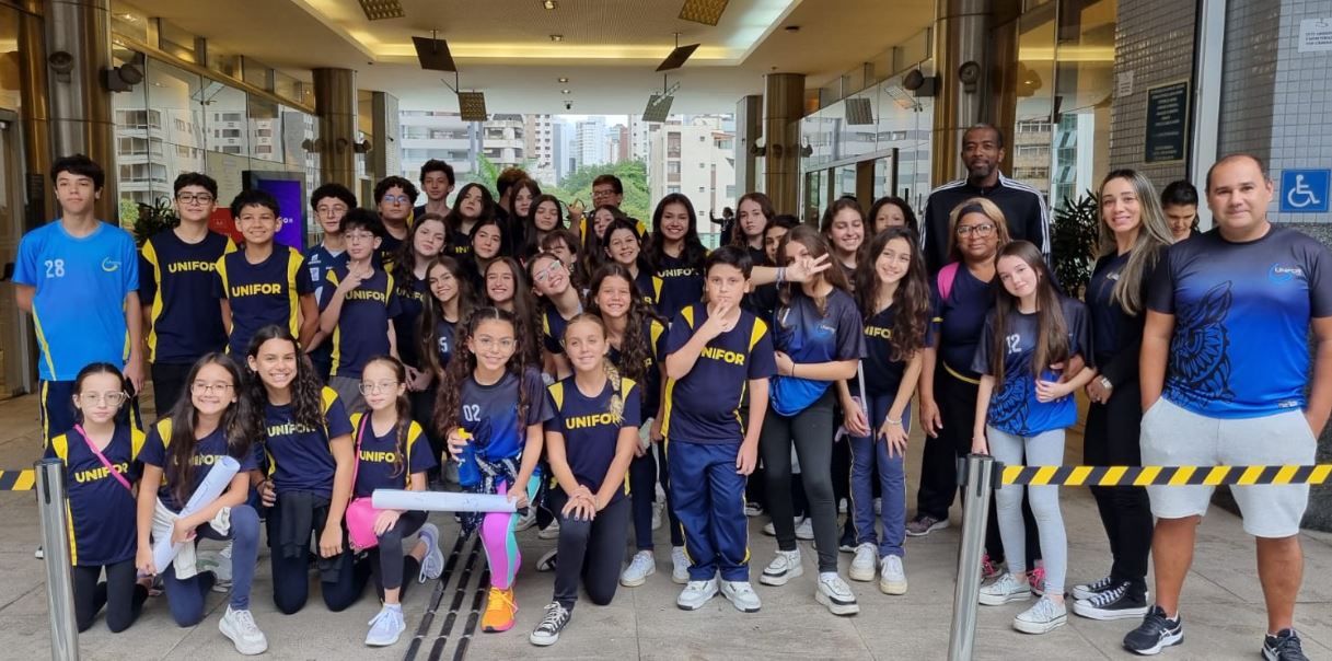 Alunos do Colégio Unifor acompanham partida da Superliga Feminina de Vôlei, em BH