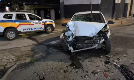 Roubo de carro leva a perseguição, acidentes e deixa dois policiais feridos