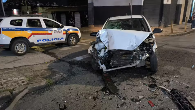 Roubo de carro leva a perseguição, acidentes e deixa dois policiais feridos