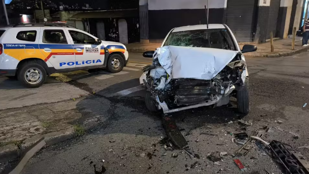 Roubo de carro leva a perseguição, acidentes e deixa dois policiais feridos