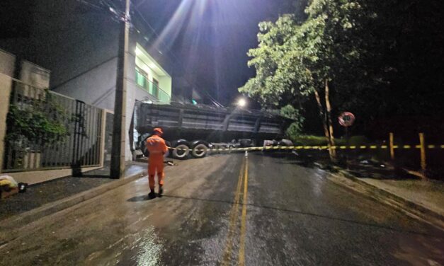 Carreta com 35 toneladas de cal colide com casa e causa risco de desabamento em Formiga