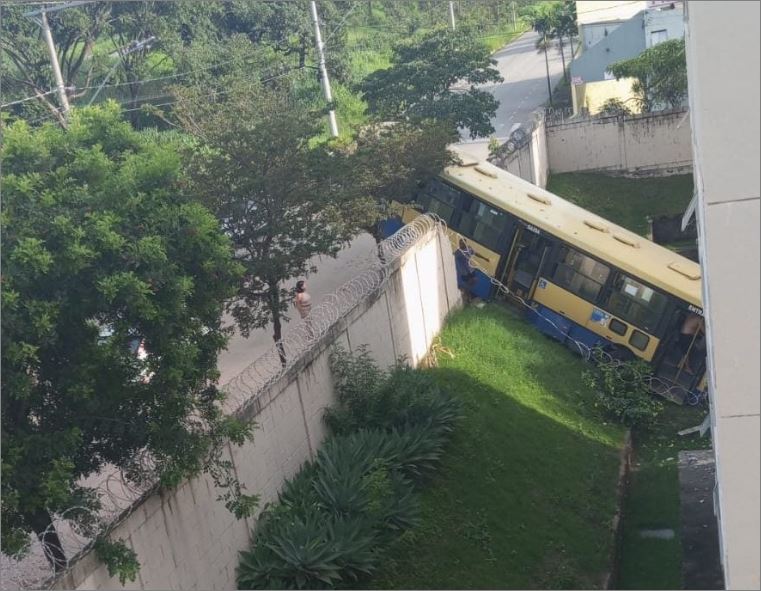 Ônibus perde o controle e invade condomínio, no bairro Marajó em Divinópolis