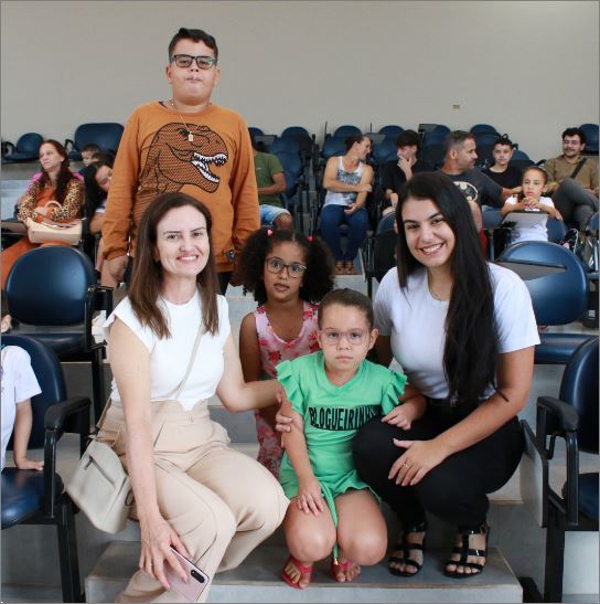 Crianças que participaram de pesquisa sobre Acuidade Visual recebem óculos por meio do projeto de olho no futuro