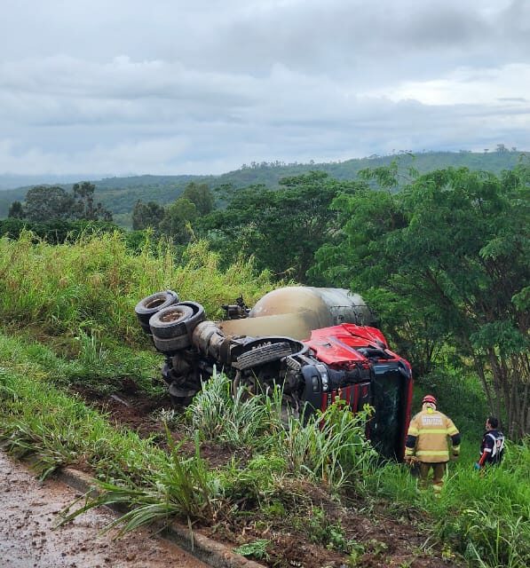 Capotamento de caminhão na BR-354, em Candeias, mobiliza Corpo de Bombeiros e SAMU